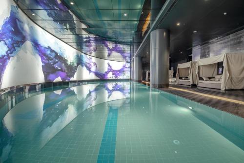 Swimmingpoolen hos eller tæt på Hotel Indigo Shanghai Jing'An, an IHG Hotel