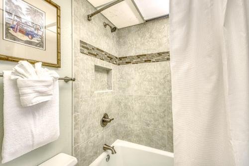 een badkamer met een douche, een toilet en een wastafel bij Kaanapali Shores 806 in Kaanapali