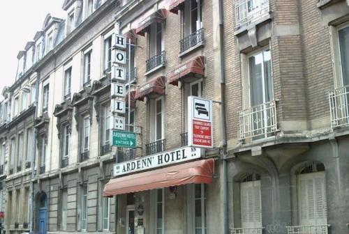 una señal para un hotel al lado de un edificio en Ardenn'Hotel, en Reims