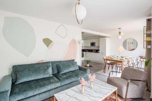 un salon avec un canapé vert et une table dans l'établissement Maison Twin Sister, à Rennes