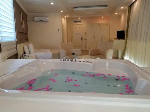 Gallery image of Crystal Admiral Resort Suites & Spa - Ultimate All Inclusive in Kızılot