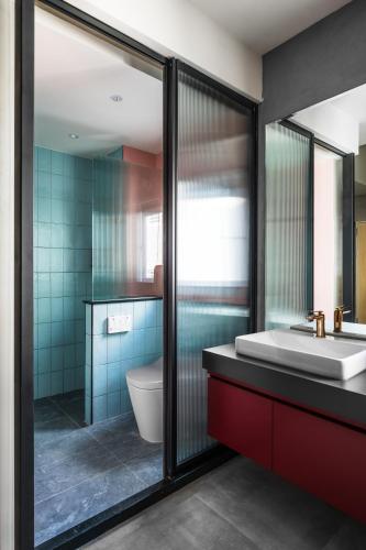 a bathroom with a tub and a sink and a toilet at Ren House大仁哥文旅 in Taitung City