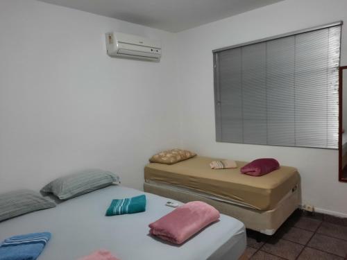 2 camas en una habitación con ventana en Mikonos 3 Casa Inteira Próx Expo Center Norte, en São Paulo