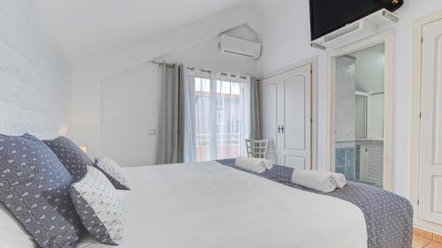 A bed or beds in a room at Villa Maday