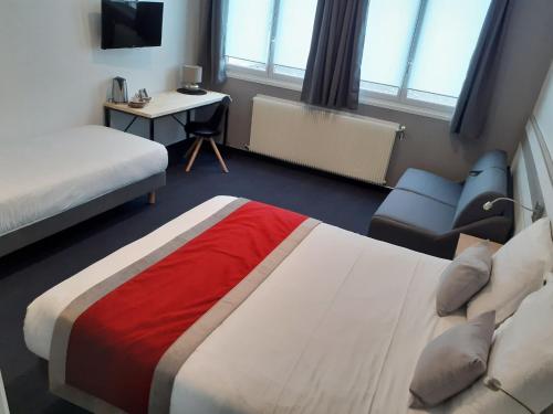 Habitación de hotel con cama, silla y escritorio. en Hôtel Akena Le Touquet-Camiers, en Camiers