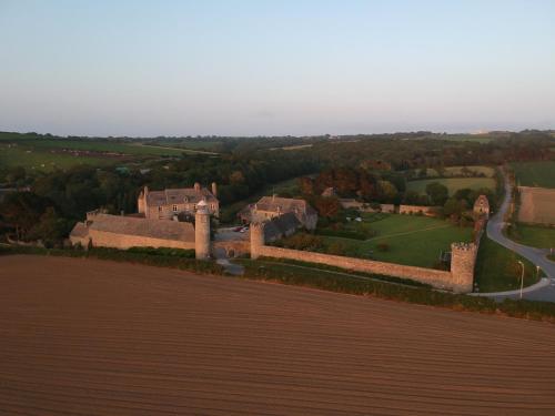 Vue panoramique sur l'établissement Les Chambres du Château du Rozel