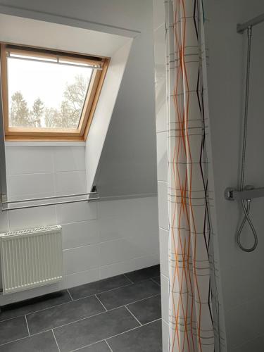 baño con cortina de ducha y ventana en De Boerderij - Buitenplaats Ruitenveen, privé, en Nieuwleusen