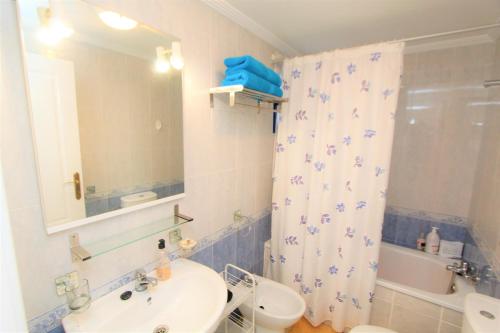 y baño con lavabo, aseo y espejo. en Apartamento Samaniego REF 8008, en Orihuela Costa