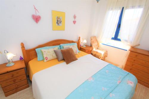 1 dormitorio con 1 cama grande y 1 silla en Apartamento Samaniego REF 8008, en Orihuela Costa