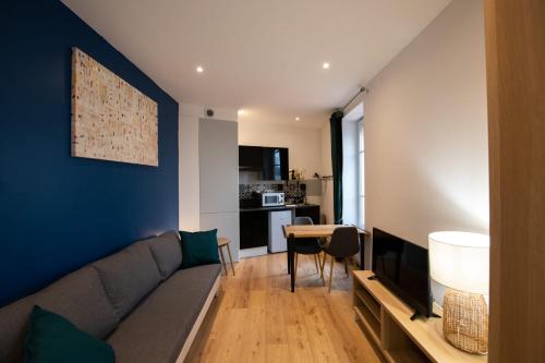 - un salon avec un canapé et une table dans l'établissement Le Musigny - Superbe studio moderne au calme proche place Valmy, à Lyon