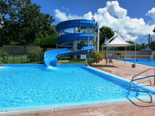 een blauwe waterglijbaan in een zwembad bij le Cocon in Le Moule