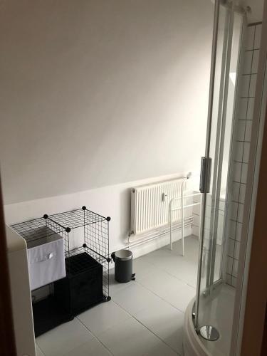 une salle de bain blanche avec douche et toilettes dans l'établissement Chez Jules ,Parking gratuit, 3ème Etage, à Saint-Valery-sur-Somme