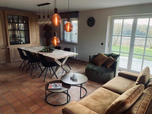 un soggiorno con divano e tavolo di Vakantiehuis Cas.tard a Zillebeke