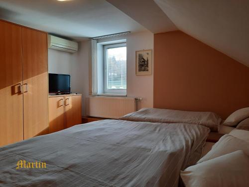 Tempat tidur dalam kamar di Apartments at Gostilna Martin