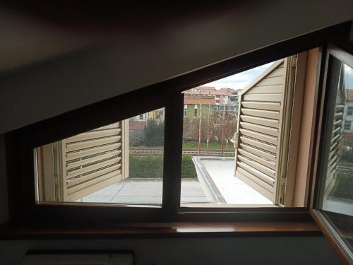 an open window with a view of a courtyard at Fronte mare in Marotta
