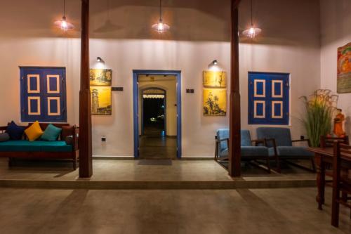 a living room with a blue couch and a door at 5BR Luxury Villa with Pool the Blues in Mihiripenne
