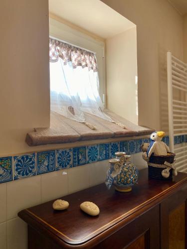 a bathroom with a window with cookies on a counter at Da Artù in Cittaducale