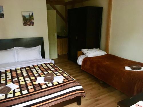 Ένα ή περισσότερα κρεβάτια σε δωμάτιο στο Casa dintre Brazi