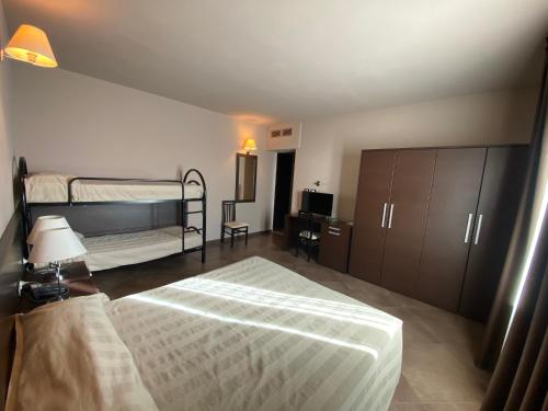 Postel nebo postele na pokoji v ubytování Hotel Le Badie