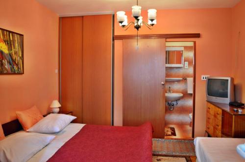 Postel nebo postele na pokoji v ubytování Apartments Desa 572