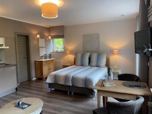 ein Hotelzimmer mit einem Bett und einem Tisch in der Unterkunft Weinburg -Das Ferienhaus in Cochem