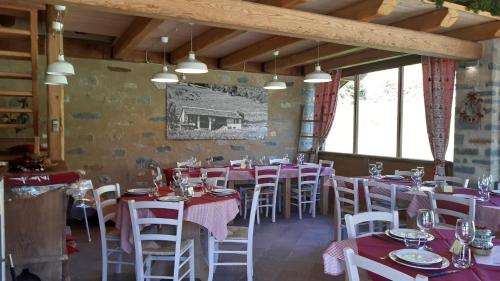 Vico Canavese的住宿－Cà Praudin，餐厅配有桌椅和粉红色的桌布