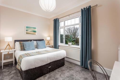 um quarto com uma cama e uma janela em Sunset View - Donnini Apartments em Ayr