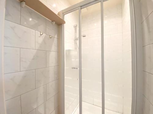 Et badeværelse på Prachtige bungalow Oostkapelle OK33