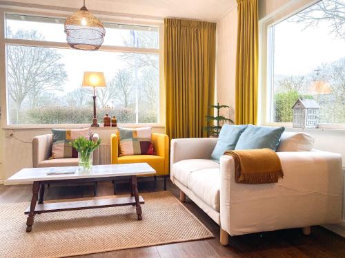 Et opholdsområde på Prachtige bungalow Oostkapelle OK33