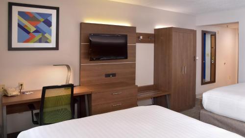 Postel nebo postele na pokoji v ubytování Holiday Inn Express Mount Pleasant- Scottdale by IHG