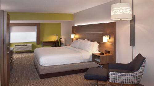 A bed or beds in a room at Holiday Inn Express Mount Pleasant- Scottdale, an IHG Hotel