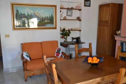 uma sala de jantar com uma mesa e uma cadeira e uma mesa e uma mesa em Su Muscadeddu em Tertenìa