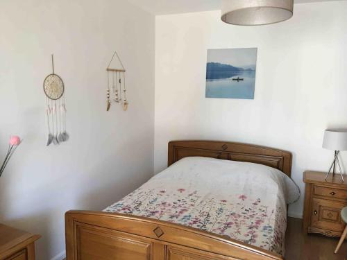 ein Schlafzimmer mit einem Bett und einem Bild an der Wand in der Unterkunft Au Coeur de Colmar in Colmar