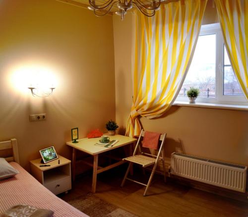 タガンログにあるДом на Итальянском 9のベッドルーム(デスク、テーブル、窓付)