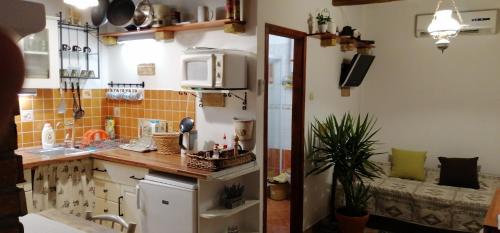 Una cocina o cocineta en Rendeki Vendégház, ÖNÁLLÓ ház