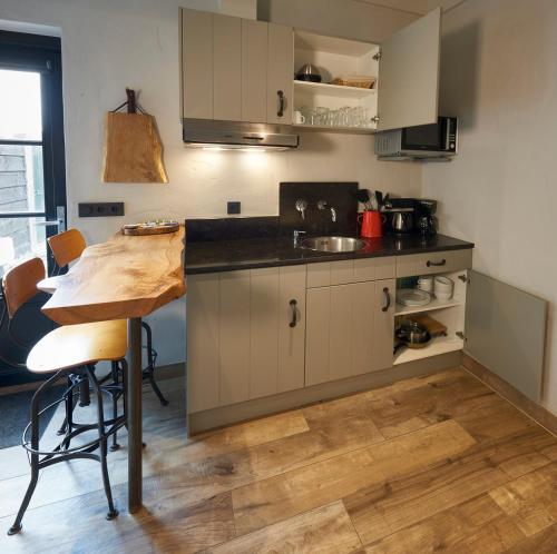 een keuken met een tafel en een aanrechtblad bij D'n Wasschappelsen Engel Windkracht 9 en Windkracht 10 in Westkapelle