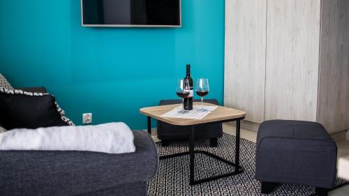 a room with a table with two glasses of wine at OSADA Rokicie in Kluszkowce