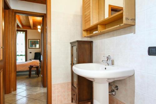 A bathroom at 2 bedrooms apartement with furnished balcony at Riolunato 4 km away from the slopes