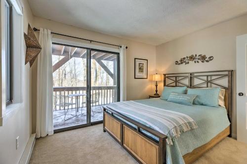 een slaapkamer met een bed en een groot raam bij Bright Wintergreen Resort Home Deck and Grill! in Mount Torry Furnace