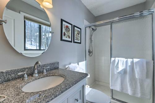 Afbeelding uit fotogalerij van Bright Wintergreen Resort Home Deck and Grill! in Mount Torry Furnace