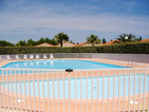 une piscine entourée d'une clôture dans l'établissement Maison confortable à Torreilles avec jardin privé, à Torreilles