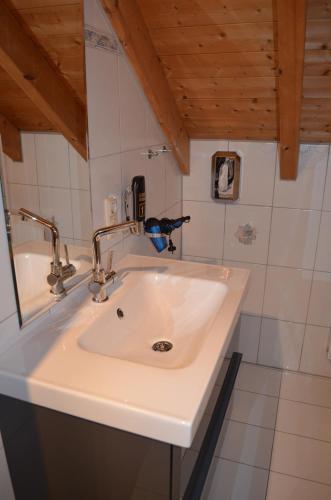 a bathroom with a white sink and a mirror at Prinz City Apartments mit Klimaanlagen in Neckarsulm