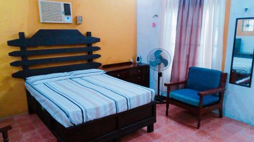 Un pat sau paturi într-o cameră la Hostal Villa Mercedes