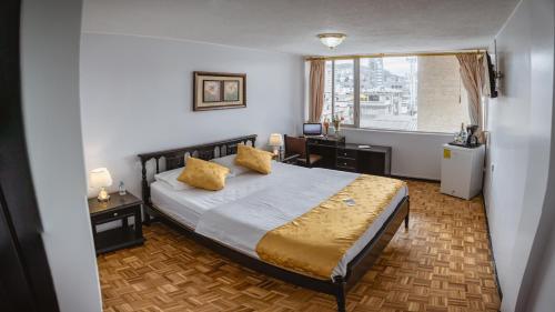 Ліжко або ліжка в номері Val Hotel Santamaria Quito