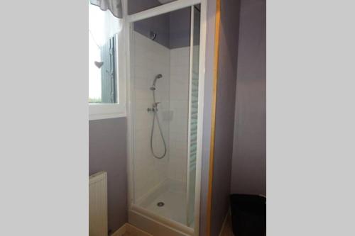W łazience z oknem znajduje się kabina prysznicowa. w obiekcie Gîte** de Pauline à Sainte Mère Église w mieście Sainte-Mère-Église