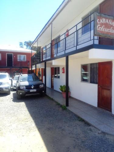 a car parked in a parking lot next to a building at Habitaciones y Apartamentos el Caleuche El Tabo in El Tabo