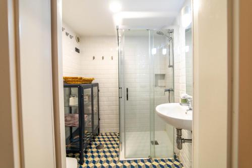 ein Badezimmer mit Glasdusche und Waschbecken in der Unterkunft Eco-Aparment Vegueta in Las Palmas de Gran Canaria