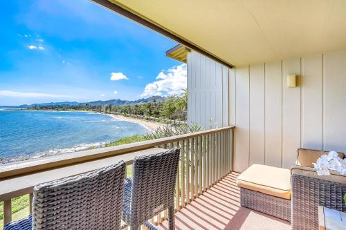 WailuaにあるWailua Bay Viewの海の景色を望むバルコニー(椅子付)