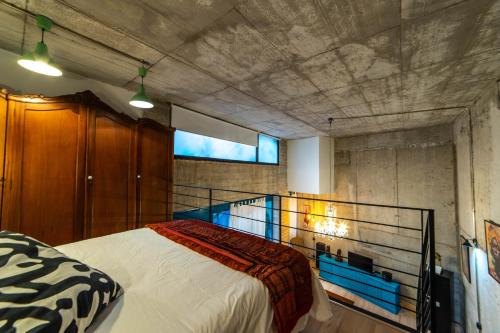 1 dormitorio con 1 cama y balcón en Eco-Lotf Vegueta en Las Palmas de Gran Canaria