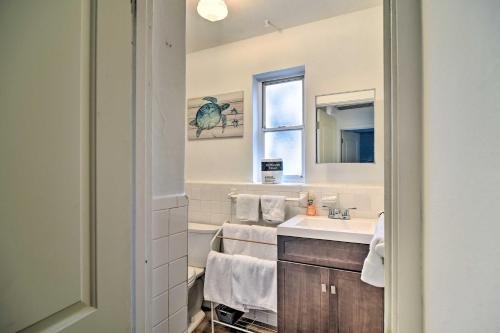 Koupelna v ubytování Sun-Soaked Coastal Hideaway - Steps to Beach!